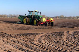 Aardappelen poten met 4 rijige Miedema pootmachine met aanaardkappen