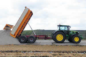 Zandtransport met dumpen met afdekluiken